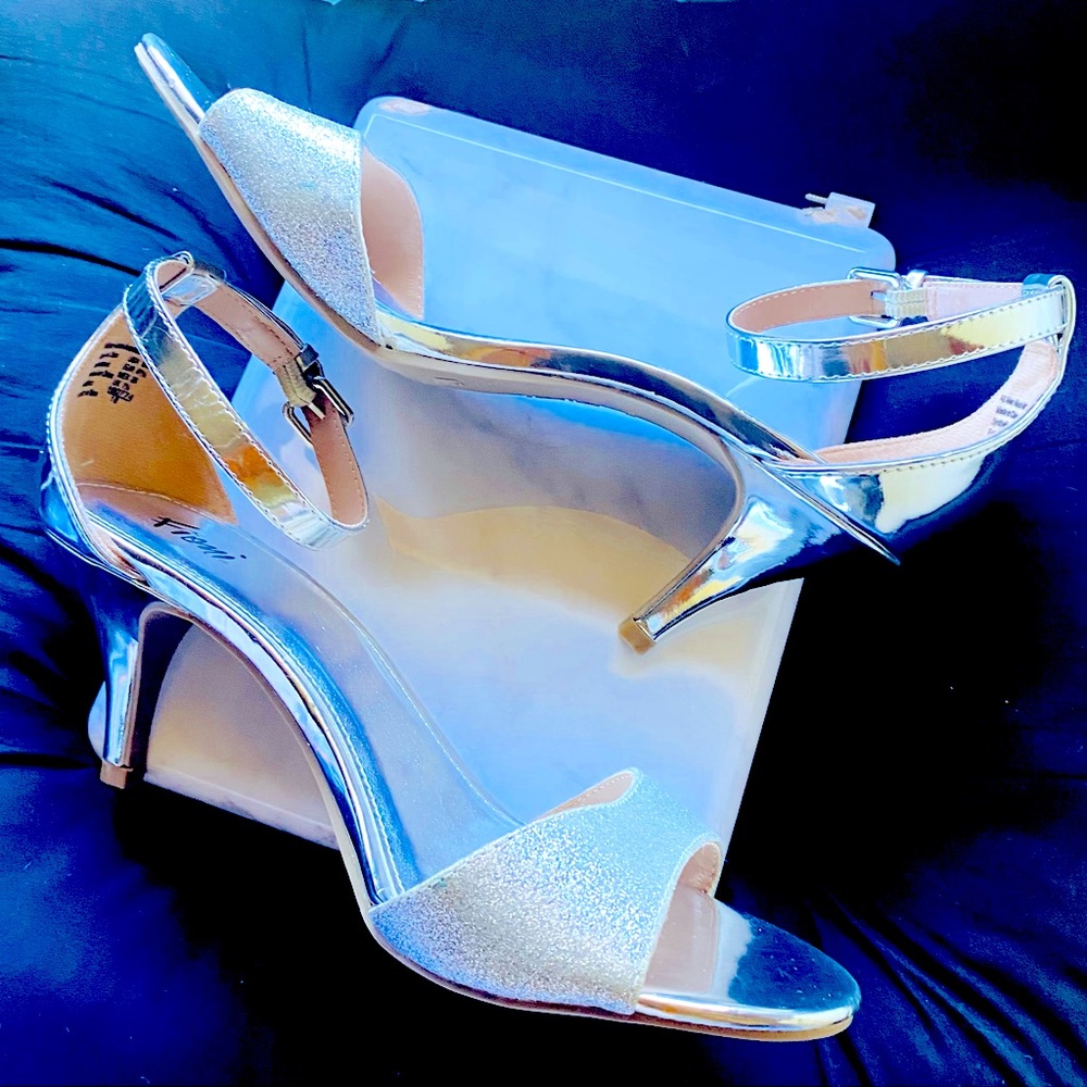 NEW-Fioni Silver Metallic Sparkle High Heels. Size 9W.